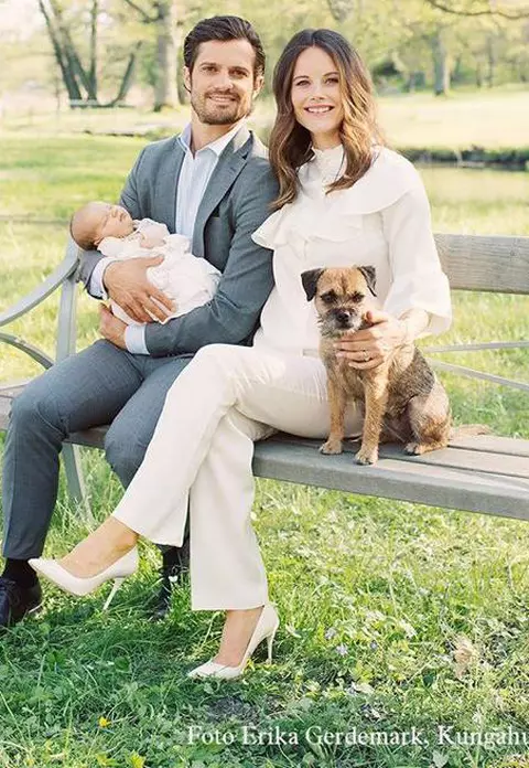 Prinţul Carl Philip şi Sofia Hellqvist şi-au sărbătorit fiul. Prinţul Alexander este absolut adorabil la 1 an!