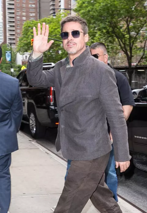 Brad Pitt zâmbeşte din nou. Cum a fost surprins actorul, pe străzile din New York, la 8 luni de la divorţ