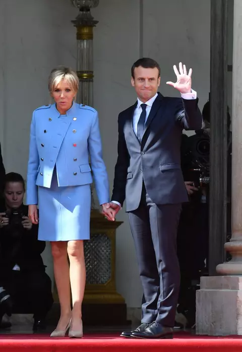 Emmanuel Macron a preluat preşedinţia Franţei. Sosirea Primei Doamne la Palatul Élysée a fost extrem de comentată