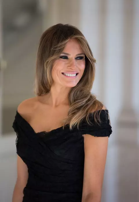 Melania Trump, un etalon al eleganței! Iată ce a purtat aceasta în primul său turneu prezidențial în calitate de primă doamnă!