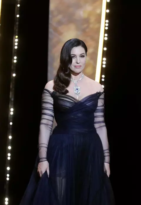 Monica Bellucci – Cu sânii la vedere şi protagonista unui sărut fierbinte la ceremonia de deschidere a Festivalului de film de la Cannes