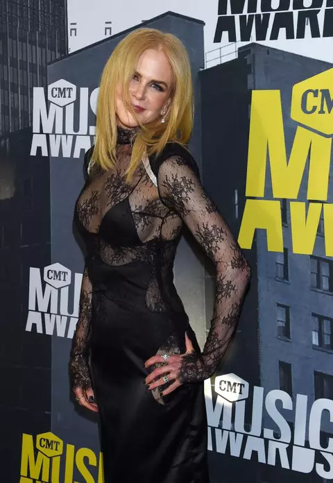 Nicole Kidman – Irezistibilă în negru la CMT Music Awards pentru a-şi susţine soţul