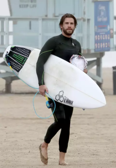 El și vara e pe val! Liam Hemsworth a făcut spectacol pe placa de surf, în Malibu
