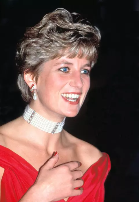 “Lady Diana a dus o viață mizerabilă și singuratică în interiorul palatului” – afirmă biograful ei