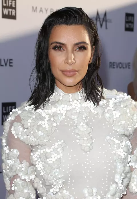 Kim Kardashian este acuzată că și-a îmbrăcat fiica în corset modelator