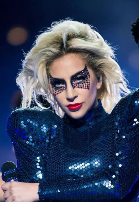 Lady Gaga joacă într-un film alături de Bradley Cooper. Artista e de nerecunoscut!