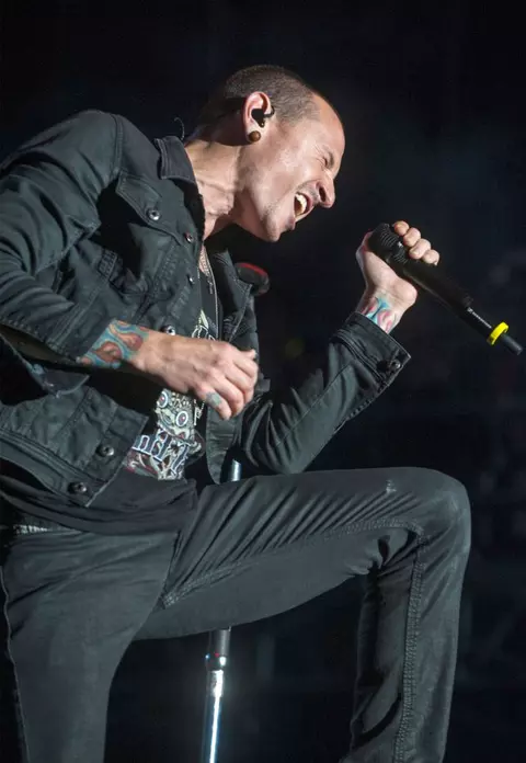 Chester Bennington a fost înmormântat. Iată primul mesaj public transmis de soția sa: „Cum îmi adun sufletul distrus?”