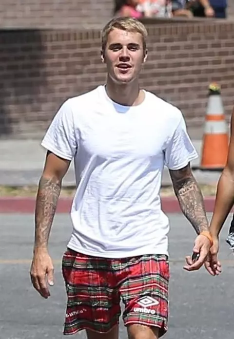Justin Bieber nu scapă de probleme. Artistul a lovit un paparazzo cu mașina