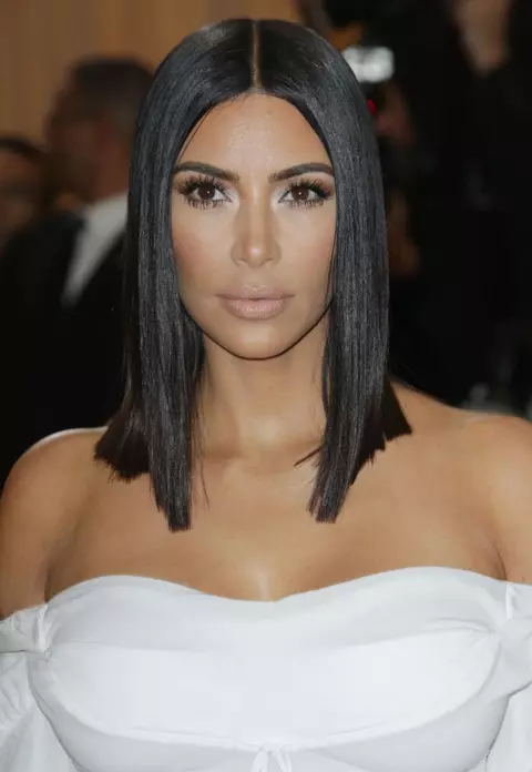 Secretele părului strălucitor al lui Kim Kardashian - la ce trucuri apelează vedeta