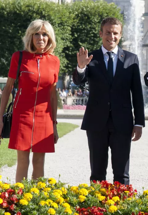 Emmanuel şi Brigitte Macron vizitează astăzi România. Cu ce ţinute a impresionat Prima Doamnă a Franţei până acum!
