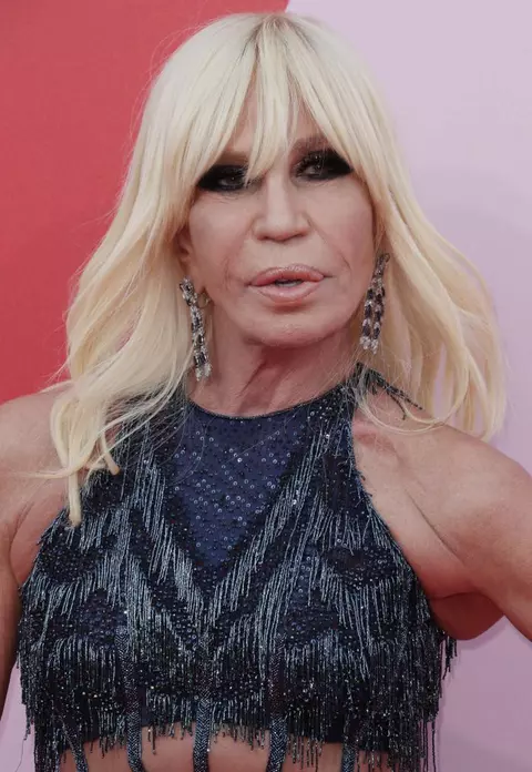 Medicul Adina Alberts dezvăluie de ce Donatella Versace a ajuns să arate aşa la 62 de ani. Ce a făcut designerul timp de 40 de ani!