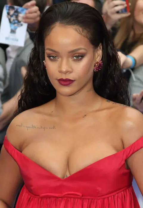 Vrei să ai un decolteu impresionant ca Rihanna? Produsele ideale pentru un bust ferm!