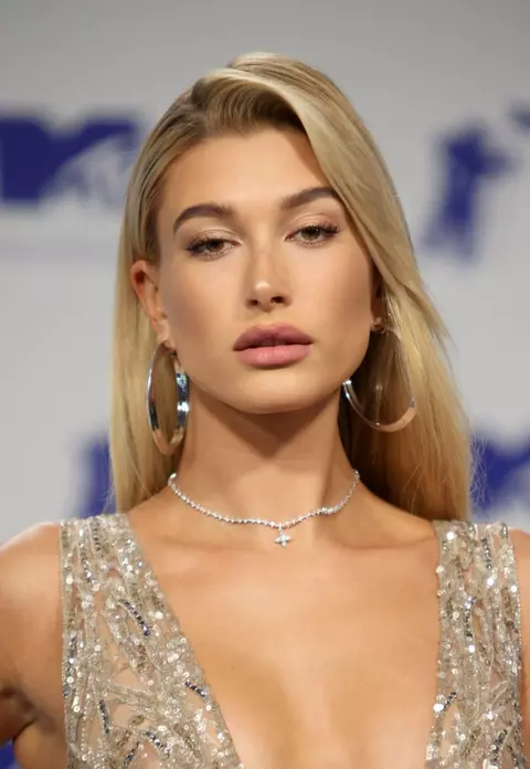 Trucuri pentru sprâncene perfecte à la Hailey Baldwin