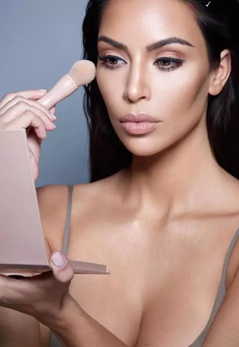 Fă-ți un contouring perfect ca al lui Kim Kardashian