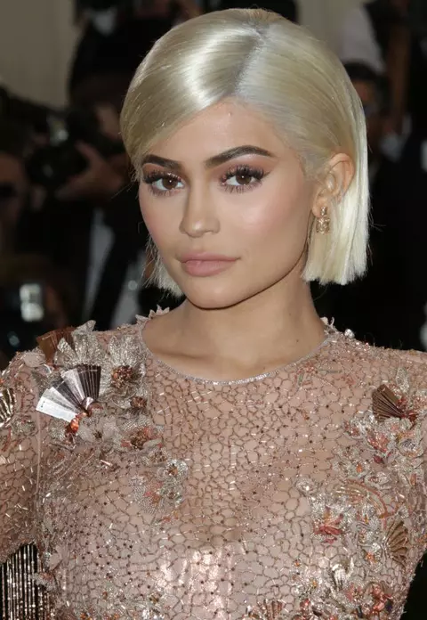 Ten arămiu ca al lui Kylie Jenner? Expunerea corectă la soare îți aduce numai beneficii