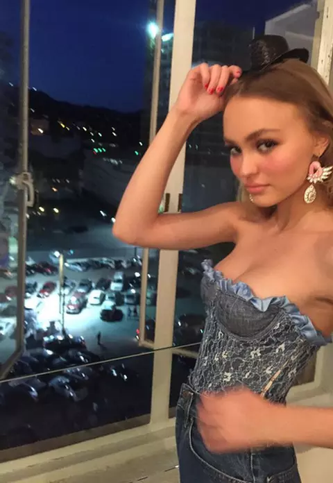 Lily-Rose Depp, fiica lui Johnny Depp, a pozat topless pentru prima oară