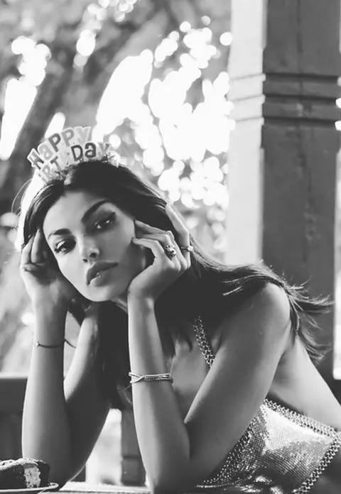 Mădălina Ghenea - așa cum nu ai mai văzut-o până acum. S-a filmat în timp ce își alăptează fetița - VIDEO