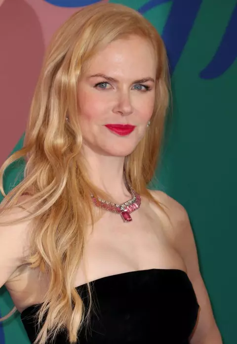 Îți place machiajul lui Nicole Kidman? Îl poți recrea foarte ușor