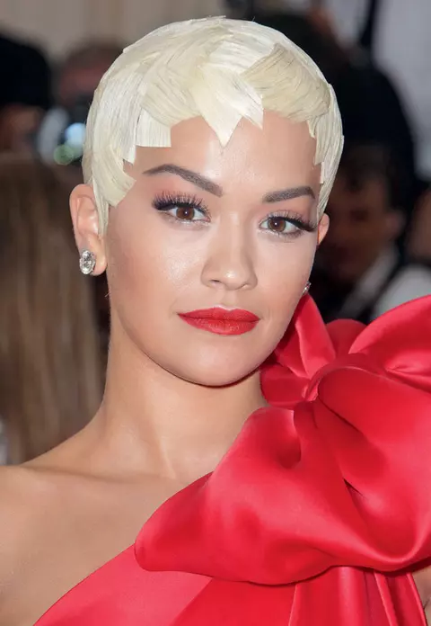 Get the Rita Ora look! Machiajul ideal pentru o seară de petrecere