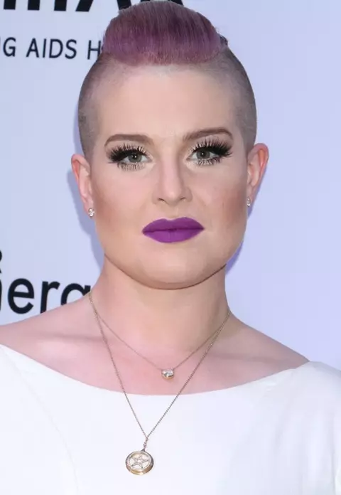 Ești nonconformistă precum Kelly Osbourne? Îndrăznește să porți un machiaj cu note violet