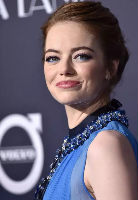 Beauty in 50 shades of blue! Adaugă puțin albastru și personalizează-ți machiajul, exact ca Emma Stone