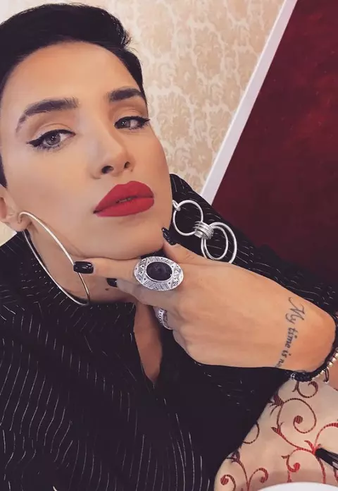 Media Music Awards 2017: Adelina Pestrițu a adoptat o ținută provocatoare pe covorul verde