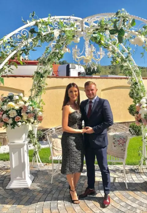 Ilinca Vandici şi soţul său, naşi de cununie! Ţinuta excentrică pe care prezentatoarea a purtat-o la nuntă