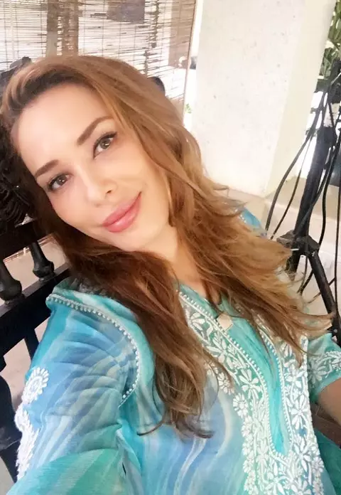 Iulia Vântur s-a despărţit de Salman Khan? Vedeta o ţine numai într-o petrecere în România