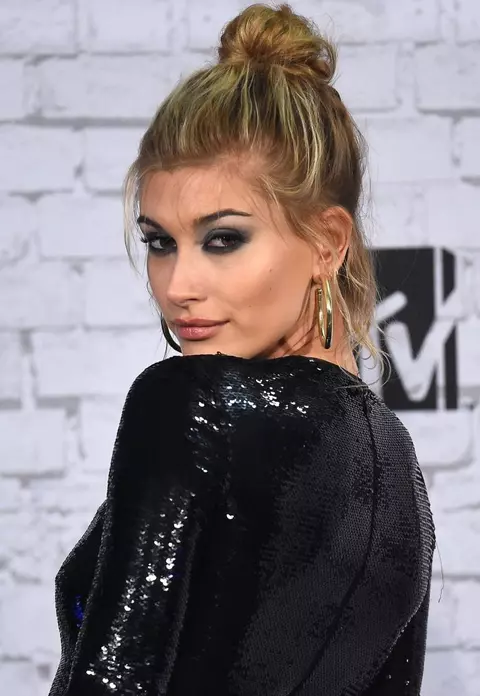Hailey Baldwin - frumusețe în tonuri de gri