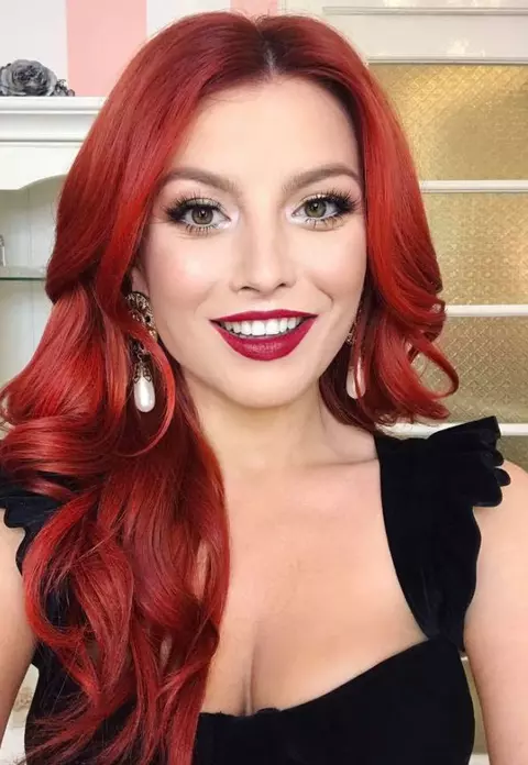 Ți-o imaginai blondă pe Elena Gheorghe? Artista a făcut o schimbare radicală