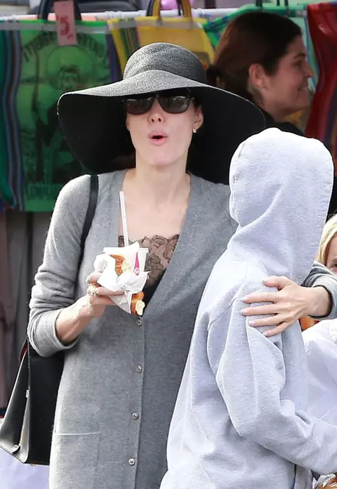 UPS! Angelina Jolie şi-a uitat din nou sutienul acasă! Copiii săi au fost de faţă