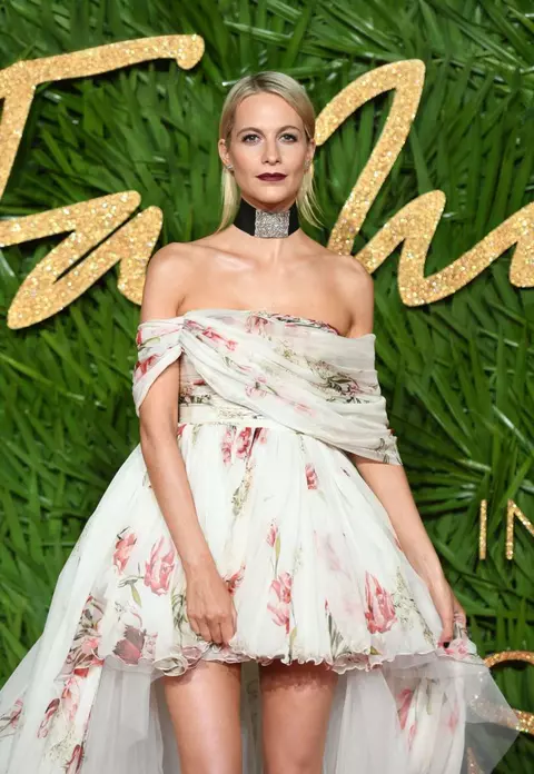 Vedete pe covorul roşu la The Fashion Awards 2017