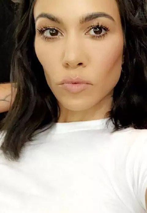 Kourtney Kardashian a pozat goală! Aşa arată la 38 de ani - FOTO