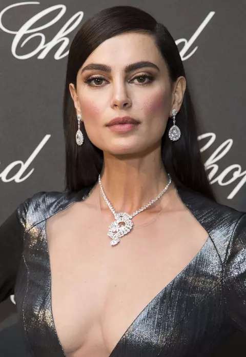 Hot date? Produsele cosmetice necesare pentru un look fabulos
