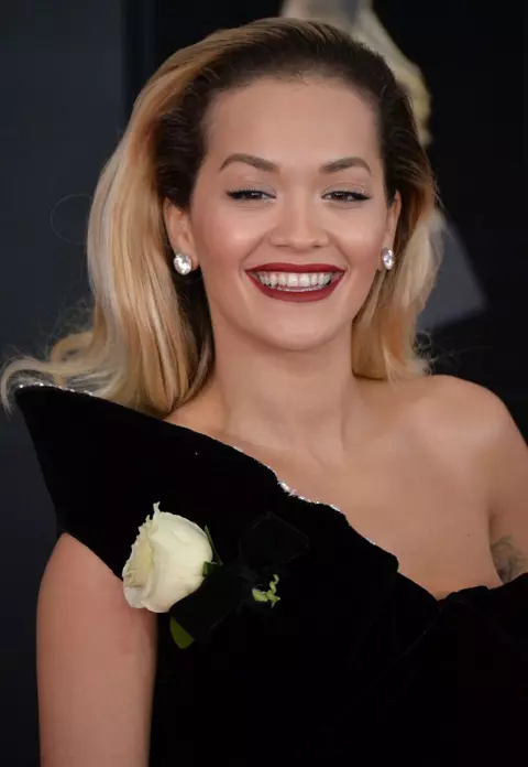 Rita Ora s-a fotografiat complet goală, la apus - FOTO