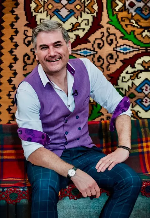 Mircea Radu, la vânătoare de fete harnice în Transilvania! Cornel Păsat şi Alina Puşcaş l-au însoţit