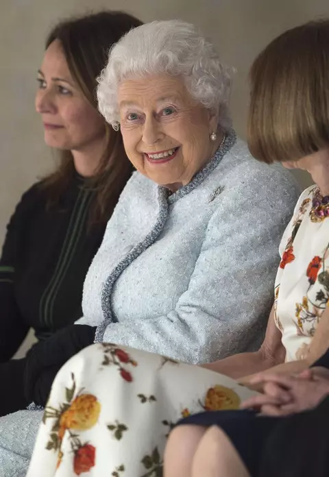 Ţinuta purtată de Regina Elisabeta la London Fashion Week - FOTO