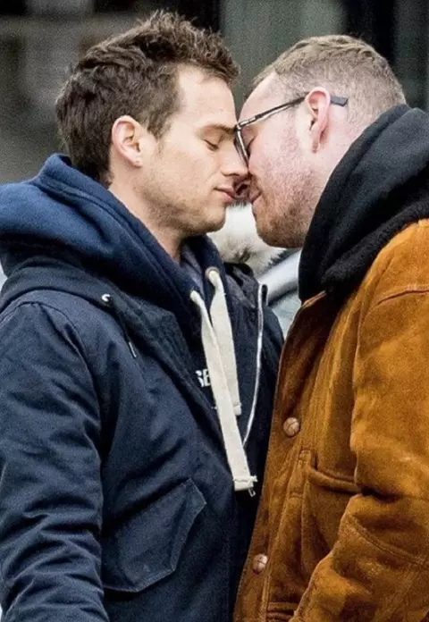 Sărut pasional între Sam Smith şi iubitul său! S-a întâmplat în văzul tuturor