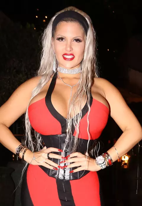 Sophia Vegas, manechinul cu cea mai mică talie - FOTO