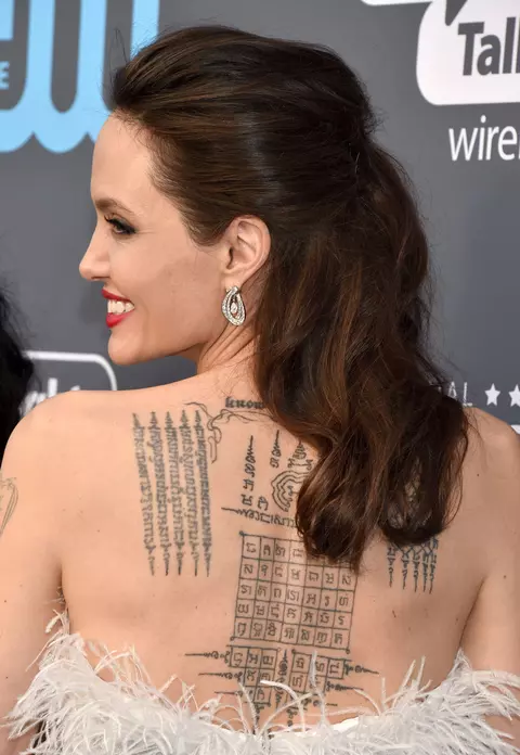 Ce semnificație au tatuajele Angelinei Jolie! Vedeta are corpul plin de desene simbolice