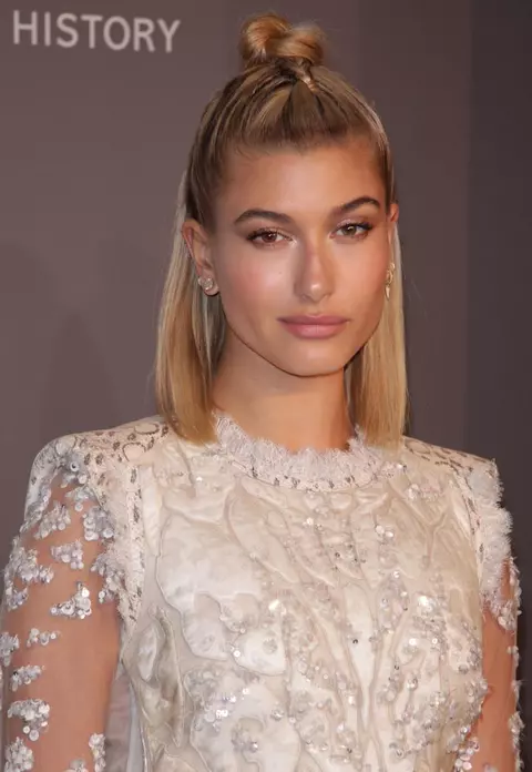 Get the look Hailey Baldwin - machiaj romantic de Valentine's Day