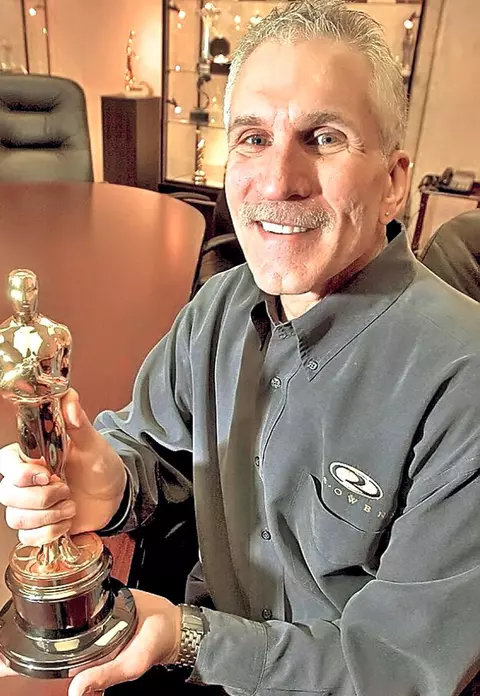 Cine este românul care face statuetele de la Oscar?