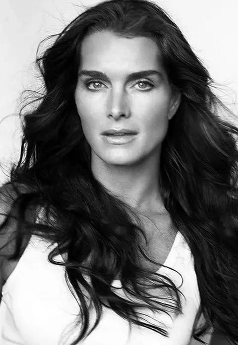 La 52 de ani, Brooke Shields arată fabulos în costum de baie