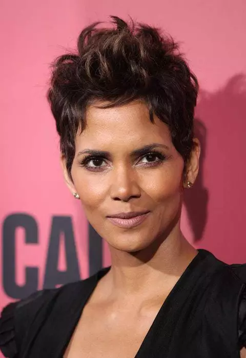 Halle Berry și-a făcut un tatuaj pe tot spatele și s-a pozat topless la 52 de ani!