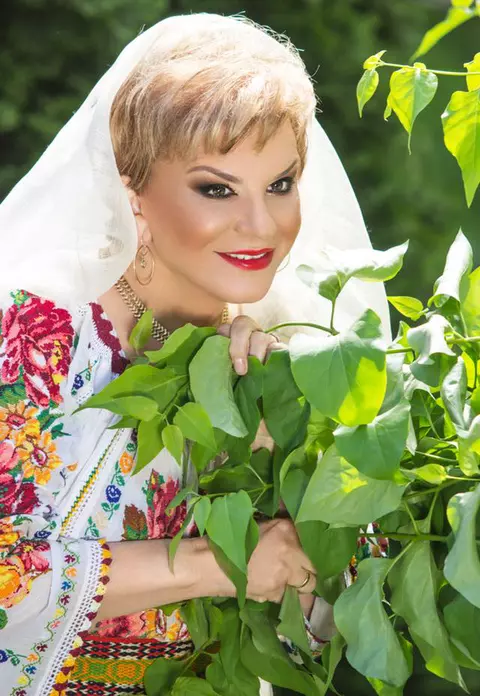 Cine a fost Ionela Prodan. Povestea licențiatei în Istorie, Geografie și Filosofie care a dat cântat românește pentru Prima Doamnă a Americii