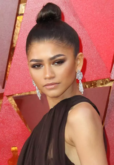 Get the look Zendaya - smokey eyes în nuanțe de maro