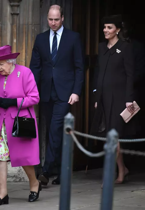 Kate Middleton naște al treilea copil. Care este protocolul în astfel de situații