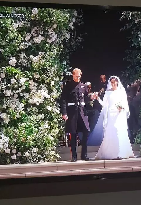 Primul sărut dintre Prințul Harry și Meghan Markle în calitate de soț și soție - FOTO