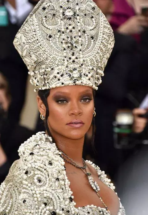 Delia și Lora s-au îmbrăcat pentru Met Gala 2018, deși n-au fost invitate...