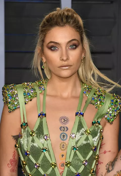 Get the look Paris Jackson - buze metalice